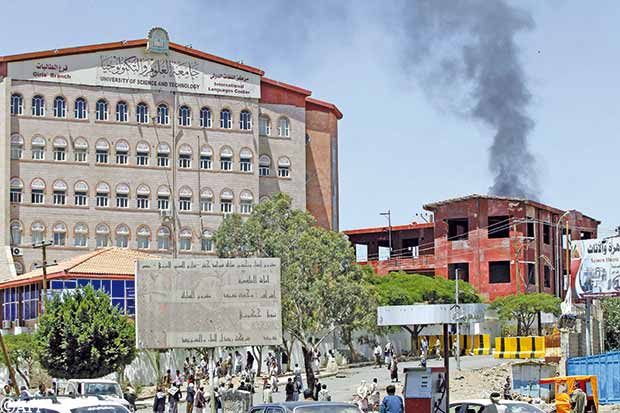 أعمدة الدخان تتصاعد بجوار جامعة العلوم بصنعاء أمس أعمدة الدخان تتصاعد بجوار جامعة العلوم بصنعاء أمس