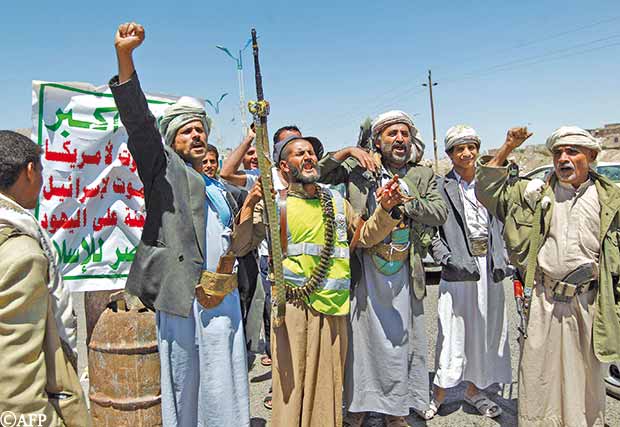 مسلحون حوثيون يرددون الهتافات في نقطة بصنعاء مسلحون حوثيون يرددون الهتافات في نقطة بصنعاء