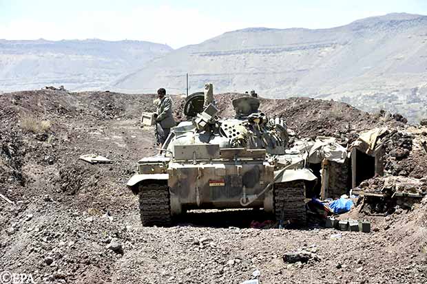 حوثيون على متن دبابة فوق ثبة تشرف على صنعاء أمس