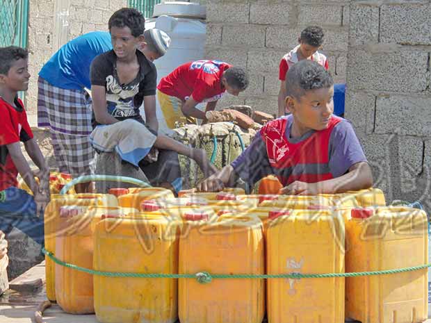 ‎طفل يعمل على ملء المياه