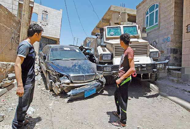 مصفحة في إحدى أزقة صنعاء