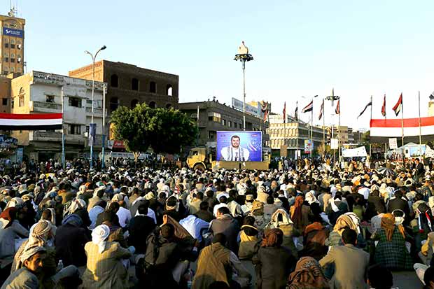 جموع من أنصار الحوثي تستمع لكلمة عبدالملك بصنعاء أمس