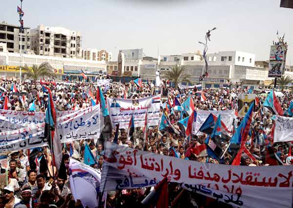 جانب من تظاهرات الجنوبيين المنادية بالتحرير والاستقلال جانب من تظاهرات الجنوبيين المنادية بالتحرير والاستقلال