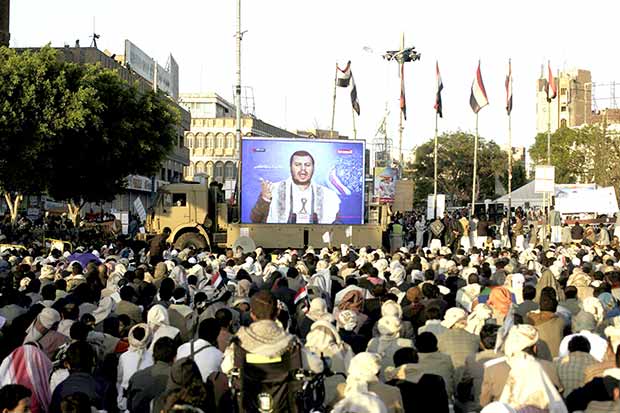 حشد لأنصار الحوثي بصنعاء يتابع كلمة زعيم الجماعة حشد لأنصار الحوثي بصنعاء يتابع كلمة زعيم الجماعة