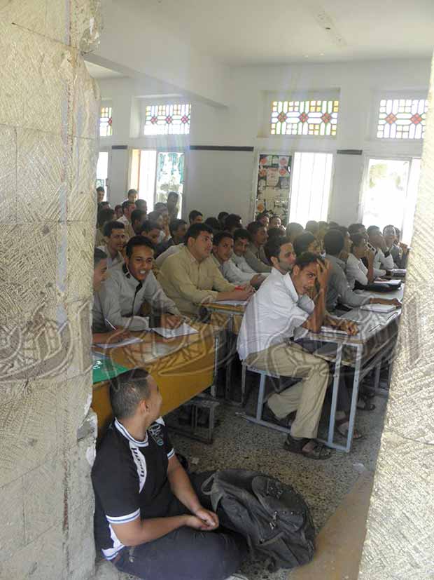 مشهد من طالب جالس على الأرض