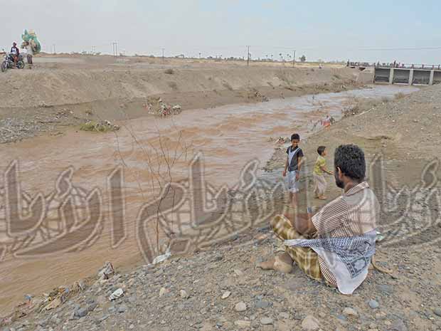 مواطن ينظر إلى تدفق السيول مواطن ينظر إلى تدفق السيول