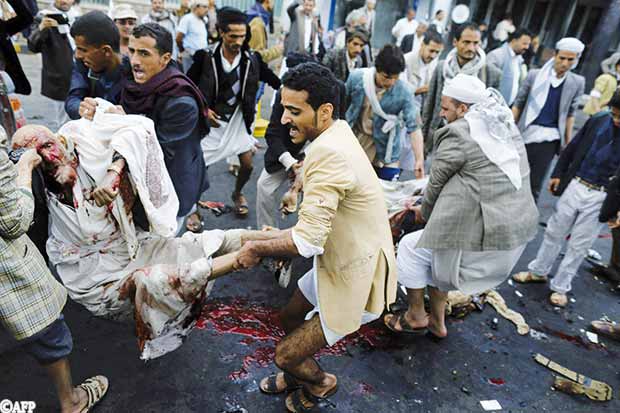 مواطنون ينقلون مسنا أصيب في التفجير مواطنون ينقلون مسنا أصيب في التفجير