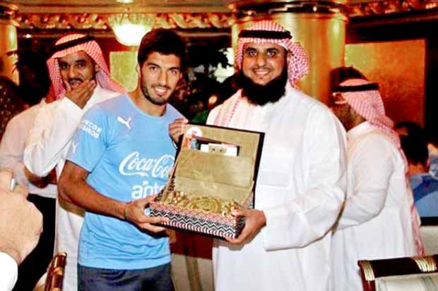 هدية لسواريز في السعودية .. كتب تعريف بالدين الإسلامي
هدية لسواريز في السعودية .. كتب تعريف بالدين الإسلامي