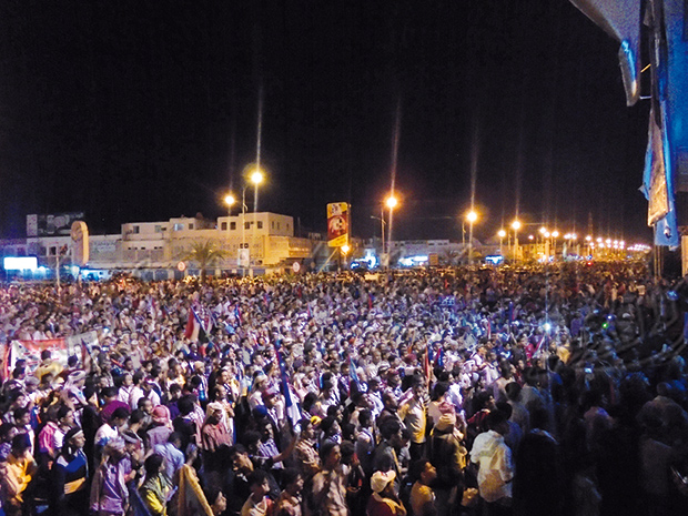 حشود جماهير كبير في ساحة العروض