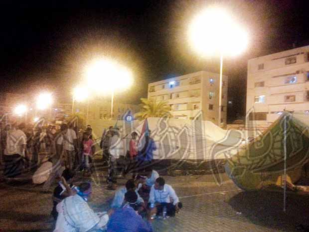 نصب الخيم الخاصة بالإعتصام في الساحة 