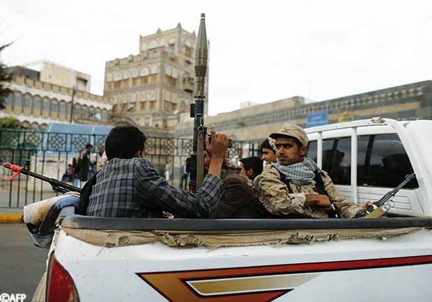 حوثيون يحملون أسلحة خفيفة ومتوسطة