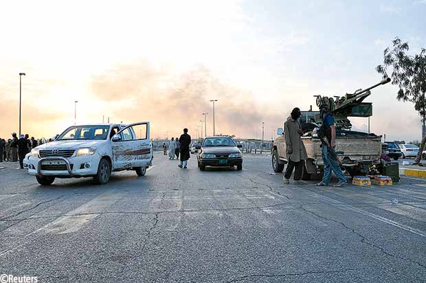 مقاتلو الدولة الإسلامية يحرسون نقطة تفتيش في مدينة الموصل شمال العراق في 10 يونيو الماضي مقاتلو الدولة الإسلامية يحرسون نقطة تفتيش في مدينة الموصل شمال العراق في 10 يونيو الماضي