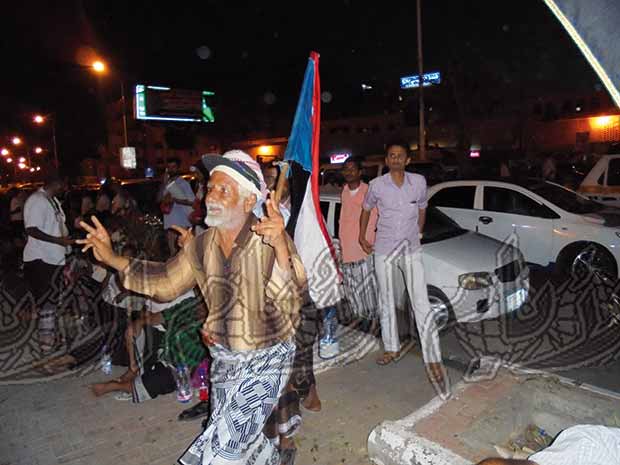 مسن جنوبي يشارك في الاعتصام ويرفع علم الجنوب