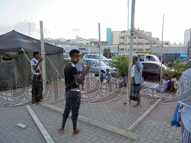 جنوبيون ينصبون خيمة جديدة بالساحة أمس