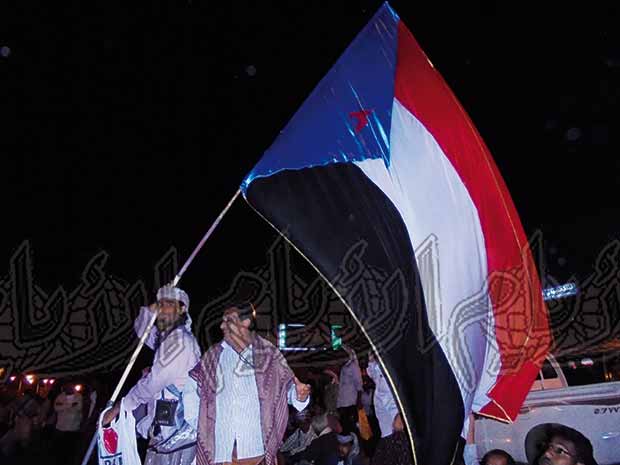 معتصمون يلوحون بعلم الجنوب في الساحة مساْء أمس
