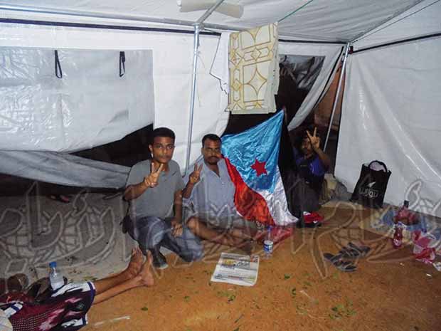 معتصمون جنوبيون يلوحون بشارة النصر في إحدى الخيام بالساحة أمس