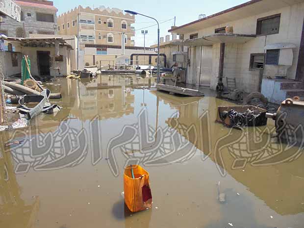العاملون في محطات الضخ صباح أمس بإيقاف تشغيل المضخات العاملون في محطات الضخ صباح أمس بإيقاف تشغيل المضخات