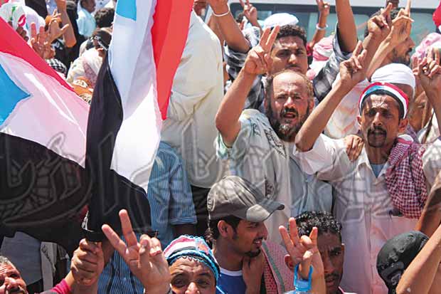 جنوبيون يلوحون بشارات النصر في الساحة أمس