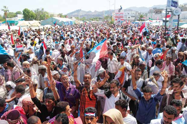 الجنوبيون يهتفون منادين بالحرية وسط الساحة أمس