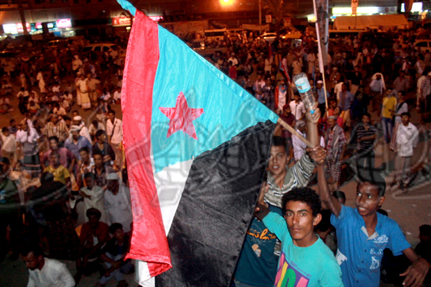 اطفال في وسط الساحة يحملون علم الجنوب اطفال في وسط الساحة يحملون علم الجنوب
