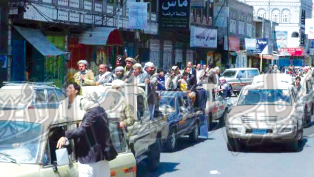 موكب من حشود القبائل