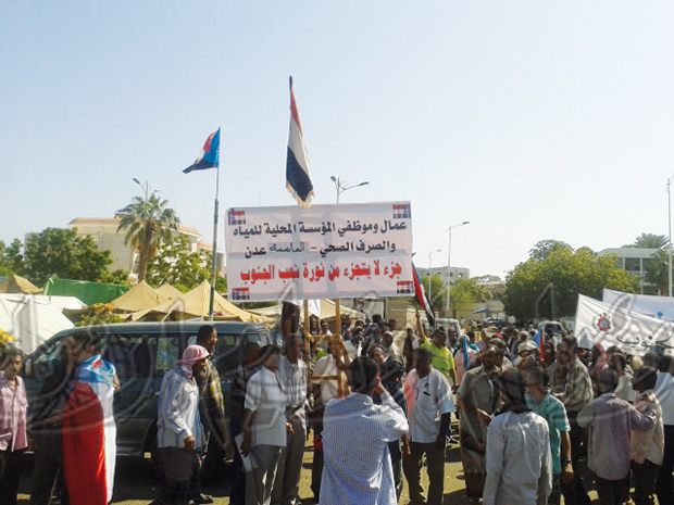 عمال المياه في الساحة عمال المياه في الساحة