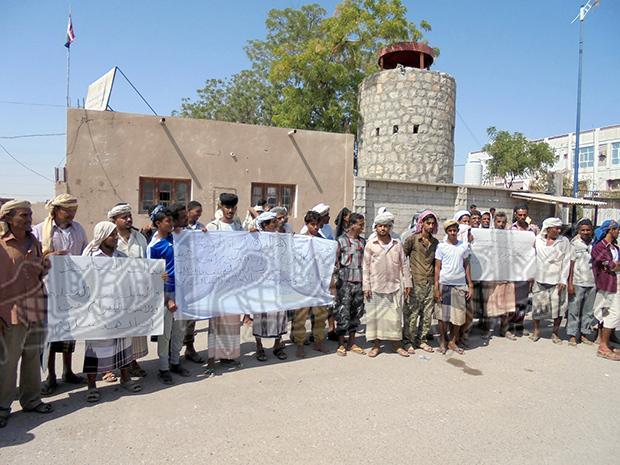 أهالي الحمراء بلحج في أثناء وقفتهم الاحتجاجية أمام إدارة أمن المحافظة للمطالبة بالإفراج عن أحد المعتقلين أهالي الحمراء بلحج في أثناء وقفتهم الاحتجاجية أمام إدارة أمن المحافظة للمطالبة بالإفراج عن أحد المعتقلين