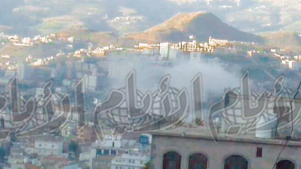 مشهد من إحدى المنازل والدخان يتصاعد منه خلال المواجهات الليلية التي جرت حتى فجر أمس مشهد من إحدى المنازل والدخان يتصاعد منه خلال المواجهات الليلية التي جرت حتى فجر أمس