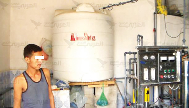 عامل بإحدى المنشآت يعمل دون ارتداء ملابس واقية (العربي الجديد) عامل بإحدى المنشآت يعمل دون ارتداء ملابس واقية (العربي الجديد)