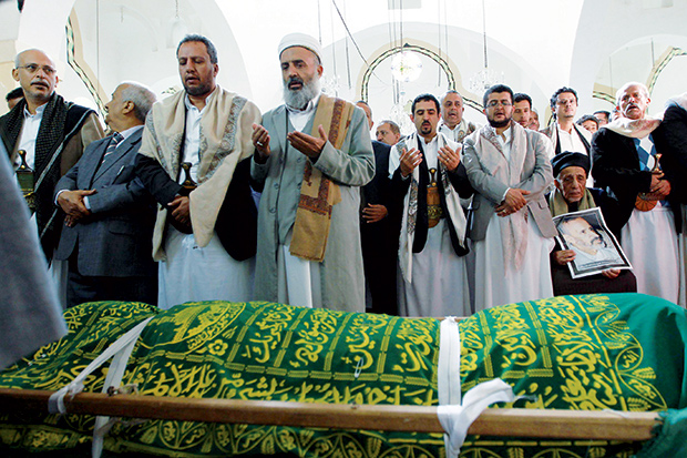جانب من الصلاة على جثمان المتوكل جانب من الصلاة على جثمان المتوكل