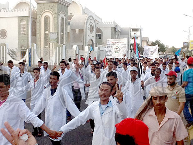 جانب من مسيرة حاشدة من طلاب جامعة عدن والمعاهد الصحية إلى ساحة الاعتصام بعدن جانب من مسيرة حاشدة من طلاب جامعة عدن والمعاهد الصحية إلى ساحة الاعتصام بعدن