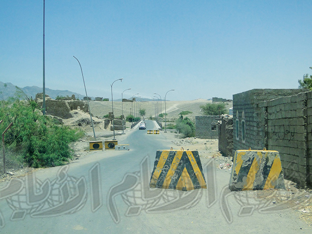 ‎حواجز  قبل الوصول لبوابة قاعدة العند بلحج