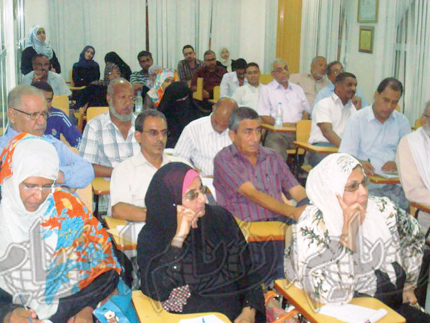 جانب من الحضور في الندوة جانب من الحضور في الندوة