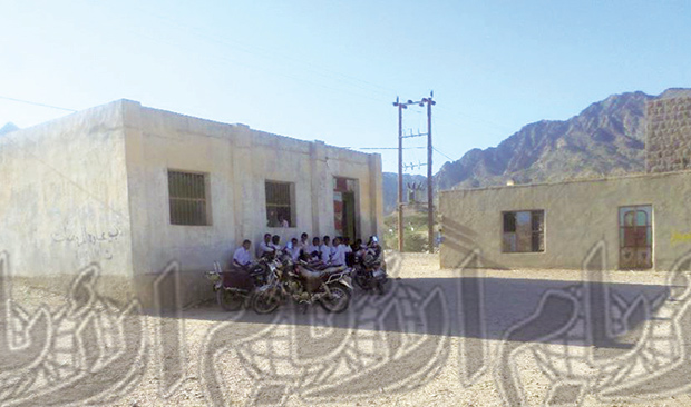طلاب خارج الفصل لعدم حضور المدرس