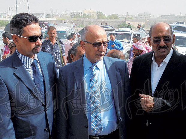 محافظ لحج و وزير الاشغال و وزير الإدارة المحلية