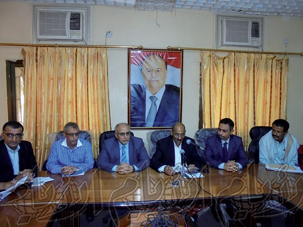 وزير الأشغال العامة والطرق أثناء لقاء موسع عقد بديوان محافظة لحج ومعه معالي وزير الإدارة المحلية بحضور محافظ لحج وعدد من قيادات المحافظة