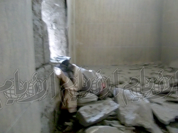 مبنى تجاري تم قصفه بمنطقة مفرق الشعيب بالضالع
