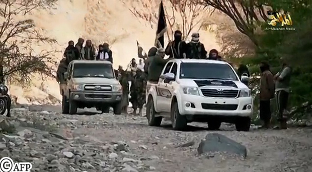 صورة بثتها القاعدة لاستقبال عناصر من التنظيم بعد فرارهم من السجن المركزي بصنعاء )أرشيف(