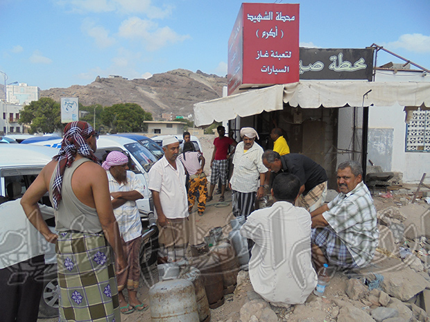 الكل ينتظر الغاز في المحطات كبار وشباب