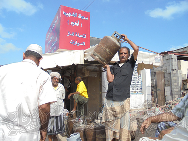 كبار السن يتحملون عناء الإنتظار للغاز