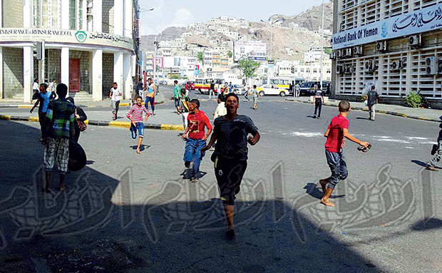شباب متظاهرون بعدن عقب تفريقهم من قبل الأمن أمس
