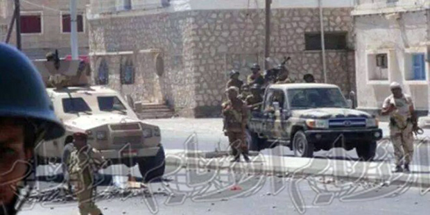 جنود من الأمن يمشطون أحد الشوارع