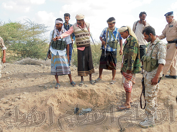 أفراد من الجيش واللجان الشعبية يقفون على موقع سقط فيه أحد الصواريخ أفراد من الجيش واللجان الشعبية يقفون على موقع سقط فيه أحد الصواريخ
