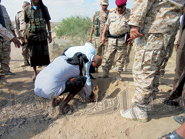 محافظ لحج ينبش موقعا سقط فيه أحد الصواريخ محافظ لحج ينبش موقعا سقط فيه أحد الصواريخ
