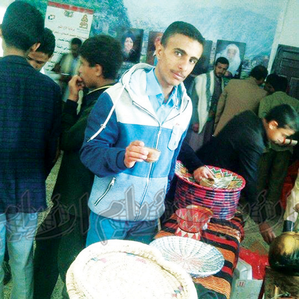 زائر يعرض إحدى الموروثات  الشعبية