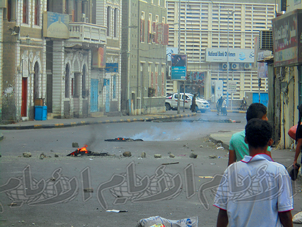 ‎جنود الأمن المركزي يقتادون رجلا مسنا