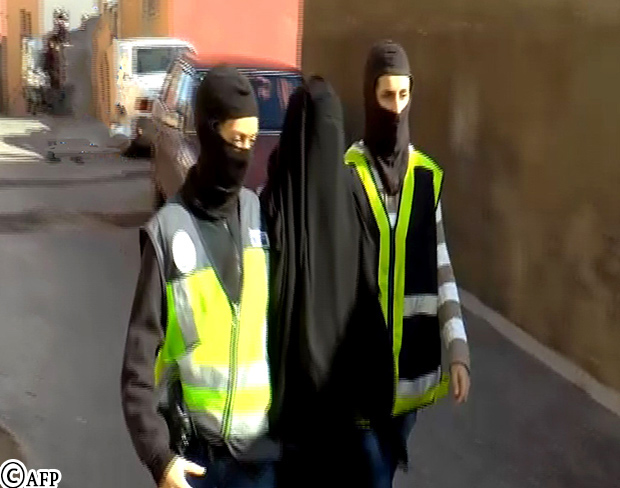 الشرطة الإسبانية تعتقل إمراة مشتبهة بتجنيد نساء لحساب الدولة الإسلامية الشرطة الإسبانية تعتقل إمراة مشتبهة بتجنيد نساء لحساب الدولة الإسلامية