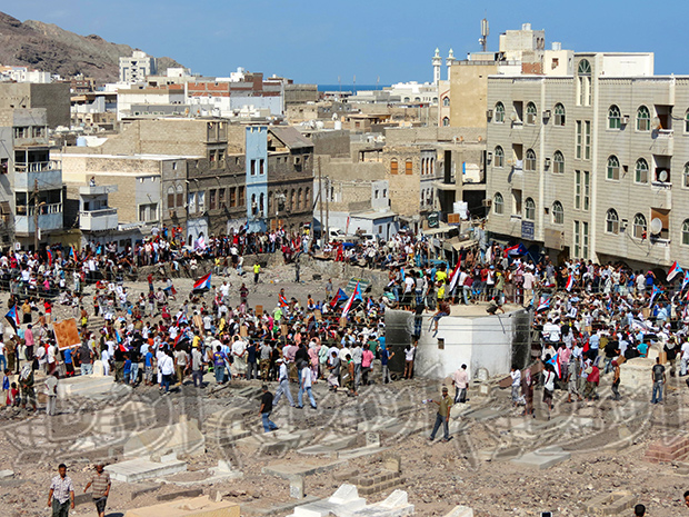حشود اثناء دخول مقبرة العيدروس حشود اثناء دخول مقبرة العيدروس