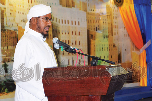 الشيخ حسين بن شعيب في أثناء إلقاء كلمته الشيخ حسين بن شعيب في أثناء إلقاء كلمته