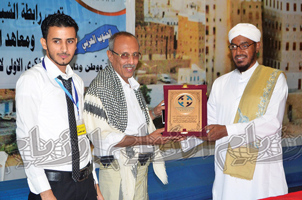 تكريم السيد الجفري بدرع استلمه رئيس فرع حزب الرابطة الأستاذ حسن باسمير تكريم السيد الجفري بدرع استلمه رئيس فرع حزب الرابطة الأستاذ حسن باسمير